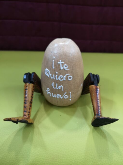 Huevo madera con patas "Te quiero un huevo" - Imagen 2