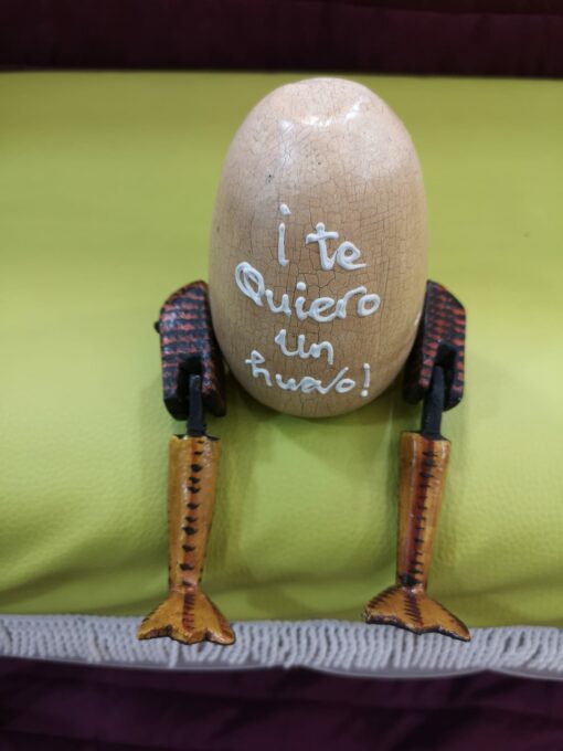 Huevo madera con patas "Te quiero un huevo" - Imagen 3