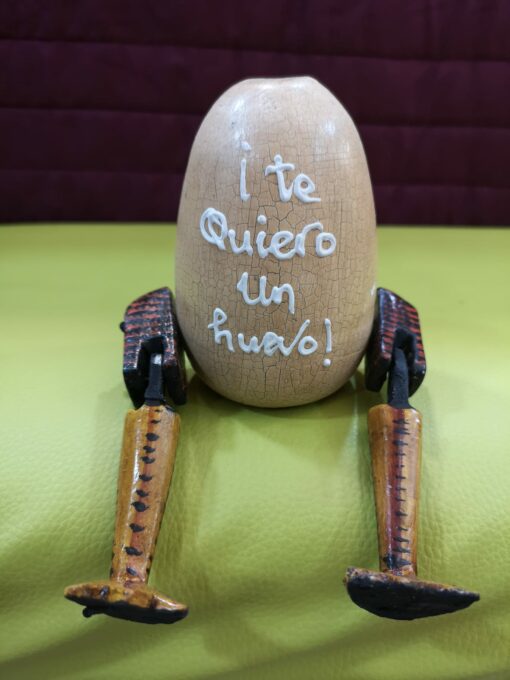 Huevo madera con patas "Te quiero un huevo"
