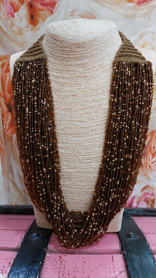 Collar, hilo caramelo