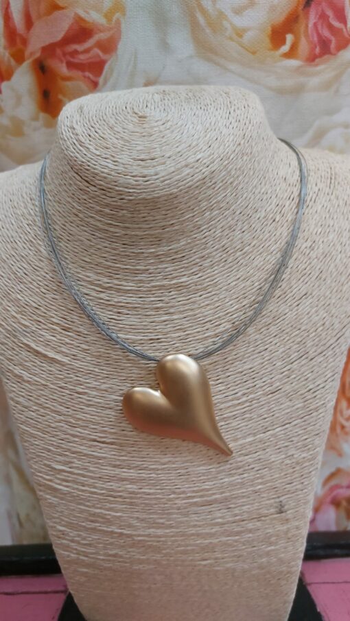 Collar, hilo acero, corazón dorado