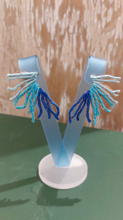 Pendiente rafia azul