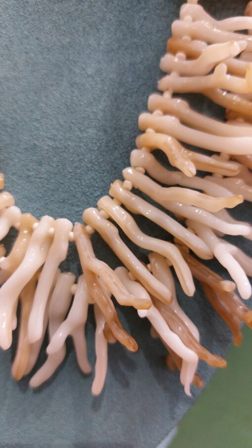 Collar coral blanco. Gargantilla - Imagen 3