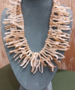 Collar coral blanco. Gargantilla