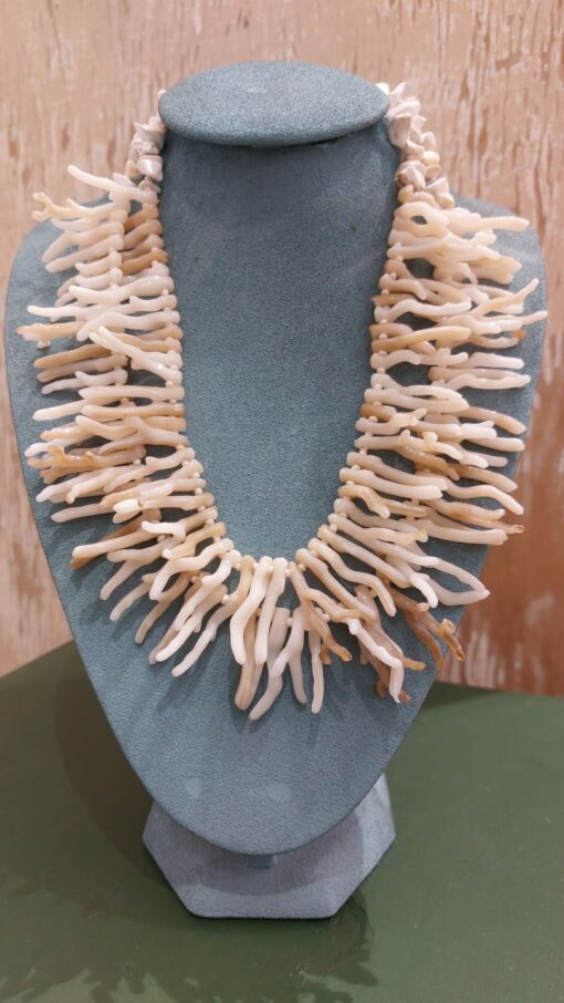 Collar coral blanco. Gargantilla