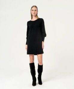 Vestido de punto recto, escote barco. Negro