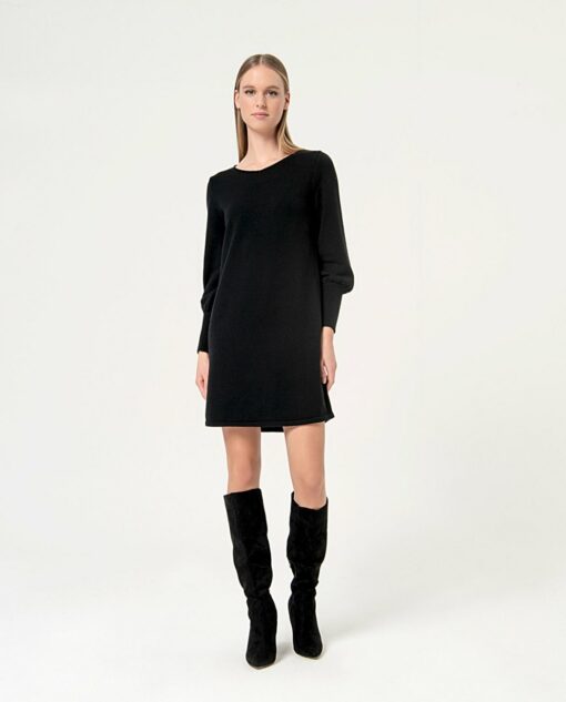 Vestido de punto recto, escote barco. Negro
