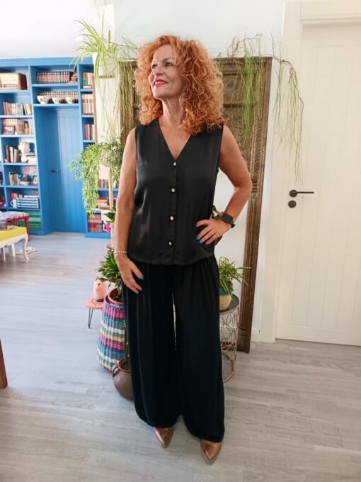 Blusa negra satinada