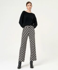 Pantalón recto con cinturón negro