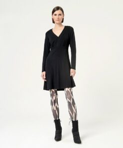 Vestido a rodilla,escote pico, con cinturilla alta Negro