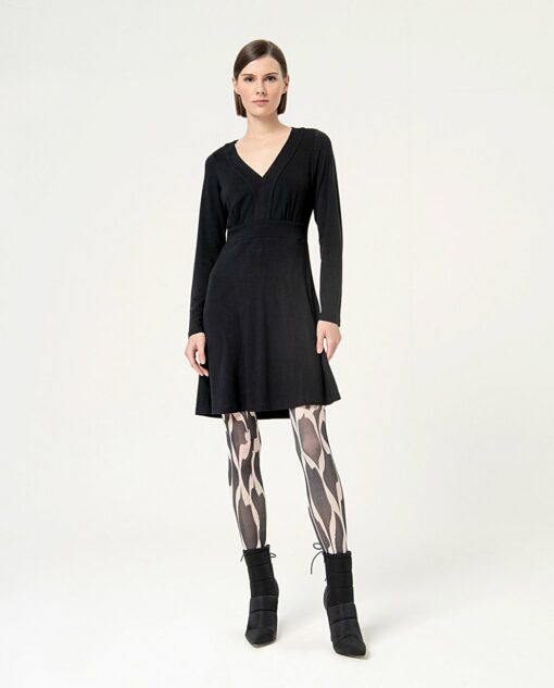 Vestido a rodilla,escote pico, con cinturilla alta Negro