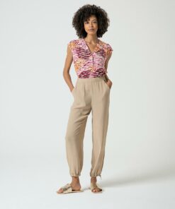 Pantalón jogger con bajo con cordón ajustable
