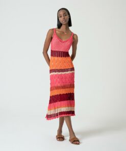 Vestido de crochet largo bajo rodilla y tirantes Fucsia