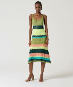 Vestido de crochet largo bajo rodilla y tirantes Verde