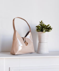 Hobo charol corazón beige