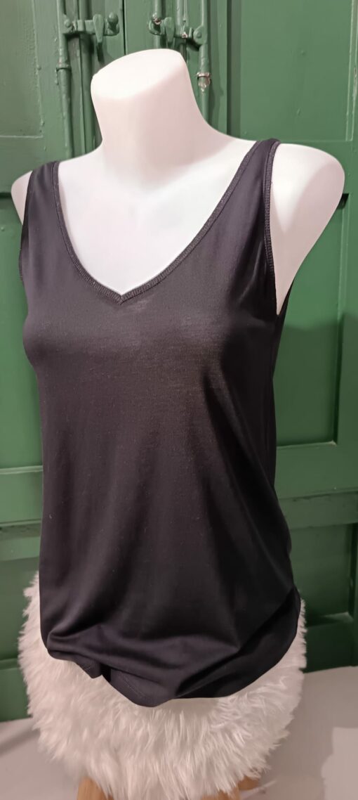 Top negro, escote en V, filo lurex