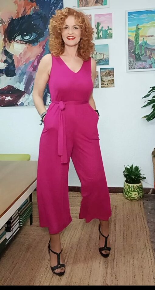 Mono cuello pico anudado en cintura fucsia