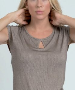 Camiseta lágrima, fondo negro/arena