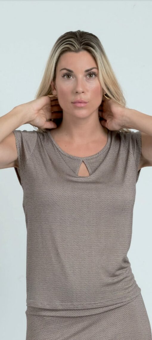 Camiseta lágrima, fondo negro/arena