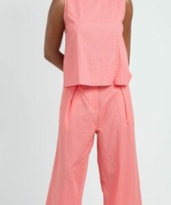 Pantalón ancho, coral