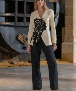 Conjunto chaqueta beige con flor negra
