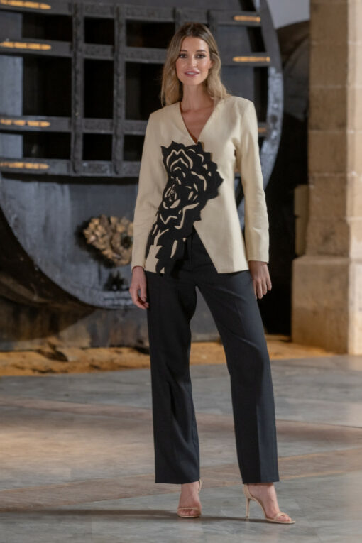 Conjunto chaqueta beige con flor negra