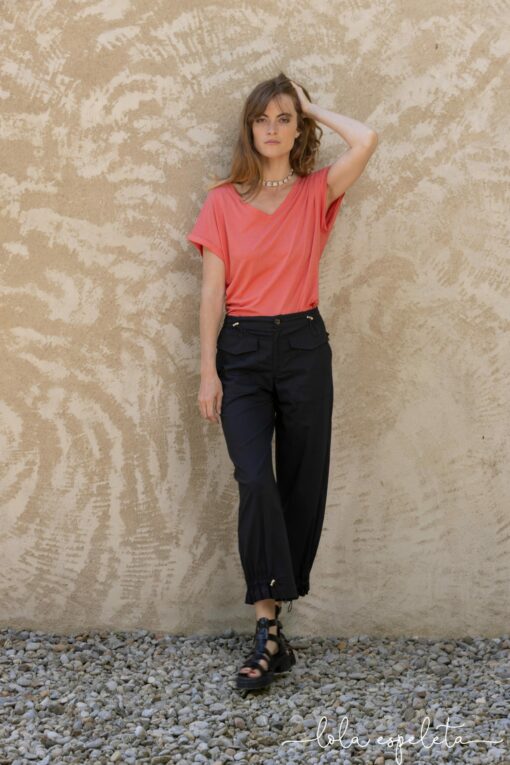 Pantalón negro, goma cintura y tobillos