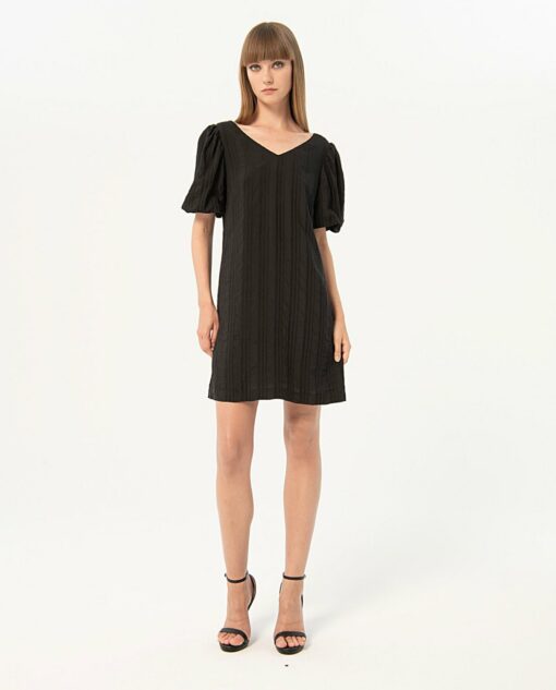 Vestido corto con escote en V y manga abullonada. Negro - Imagen 3