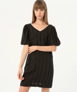 Vestido corto con escote en V y manga abullonada. Negro