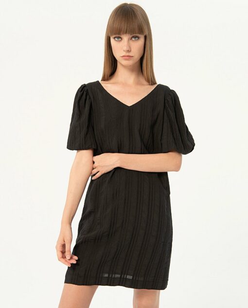 Vestido corto con escote en V y manga abullonada. Negro