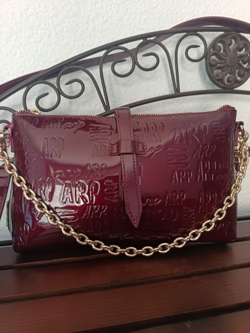 Cartera charol logo granate