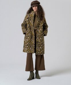 Abrigo de lana con estampado animal print. Verde