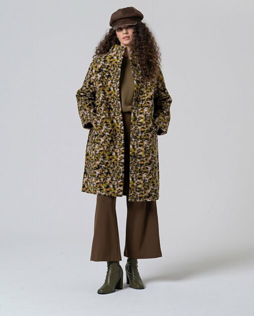Abrigo de lana con estampado animal print. Verde