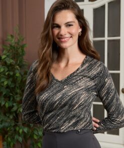 Camiseta con cuello pico. Negro