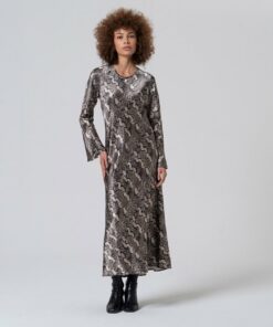Vestido largo con estampado animal print. Gris