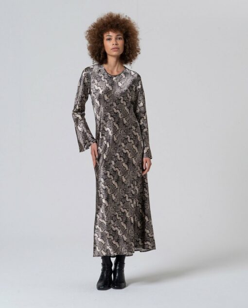 Vestido largo con estampado animal print. Gris