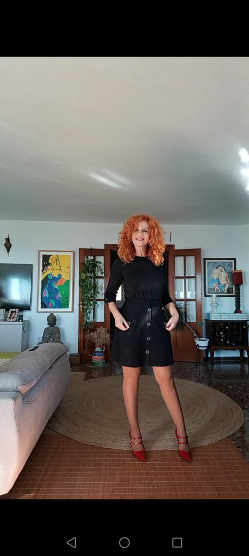 Falda corta evasé, negro.
