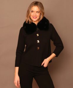 Chaqueta pelo cuello, botones dorados.