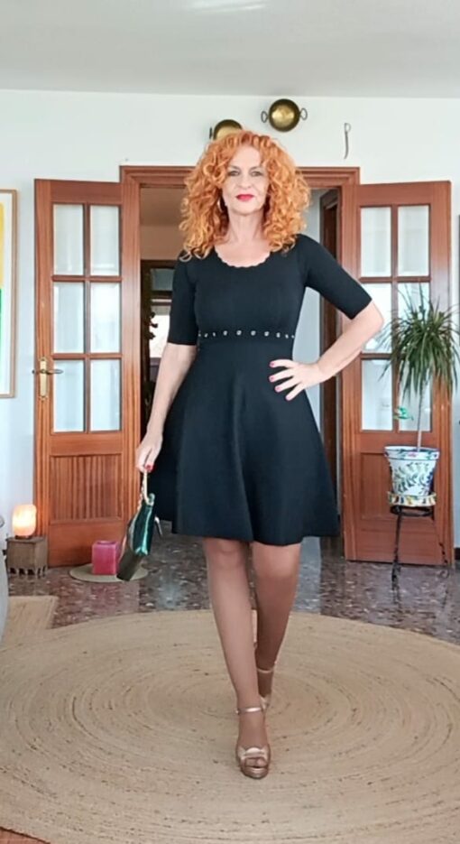 Vestido corto tachas, negro