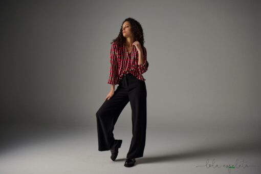 Pantalón negro, pata ancha