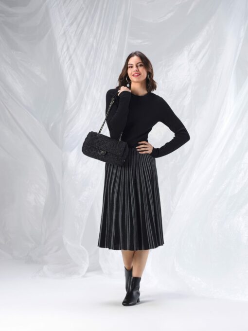 Vestido midi, cuerpo negro, falda plisada