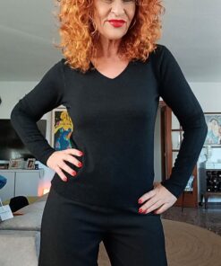 Jersey básico cuello pico negro