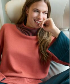 Jersey cuello alto con contrastes de color Teja