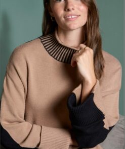 Jersey cuello alto con contrastes de color Beige