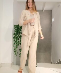 Pantalón bolsillos y cinturón beige