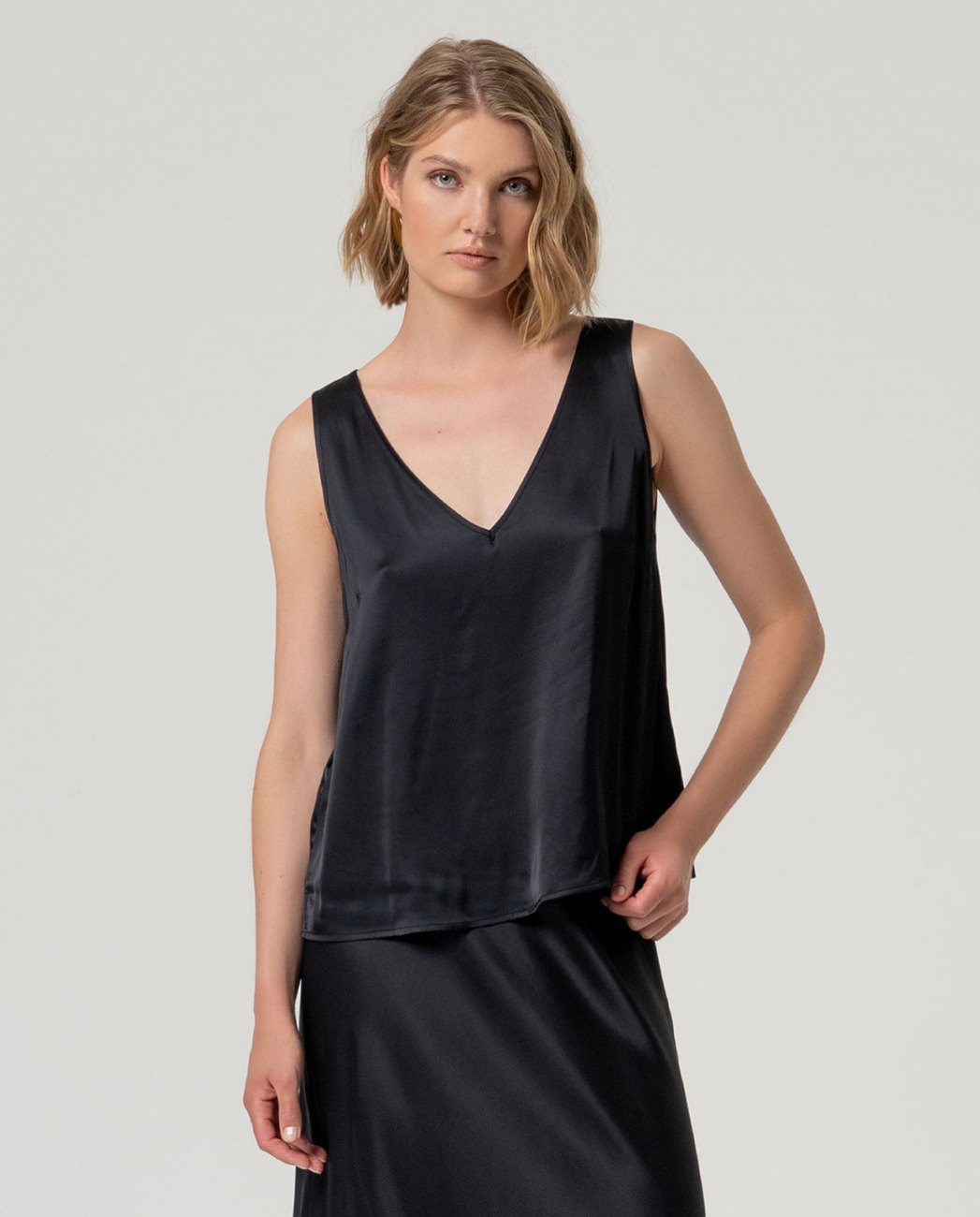 Top de tirantes escote pico Negro