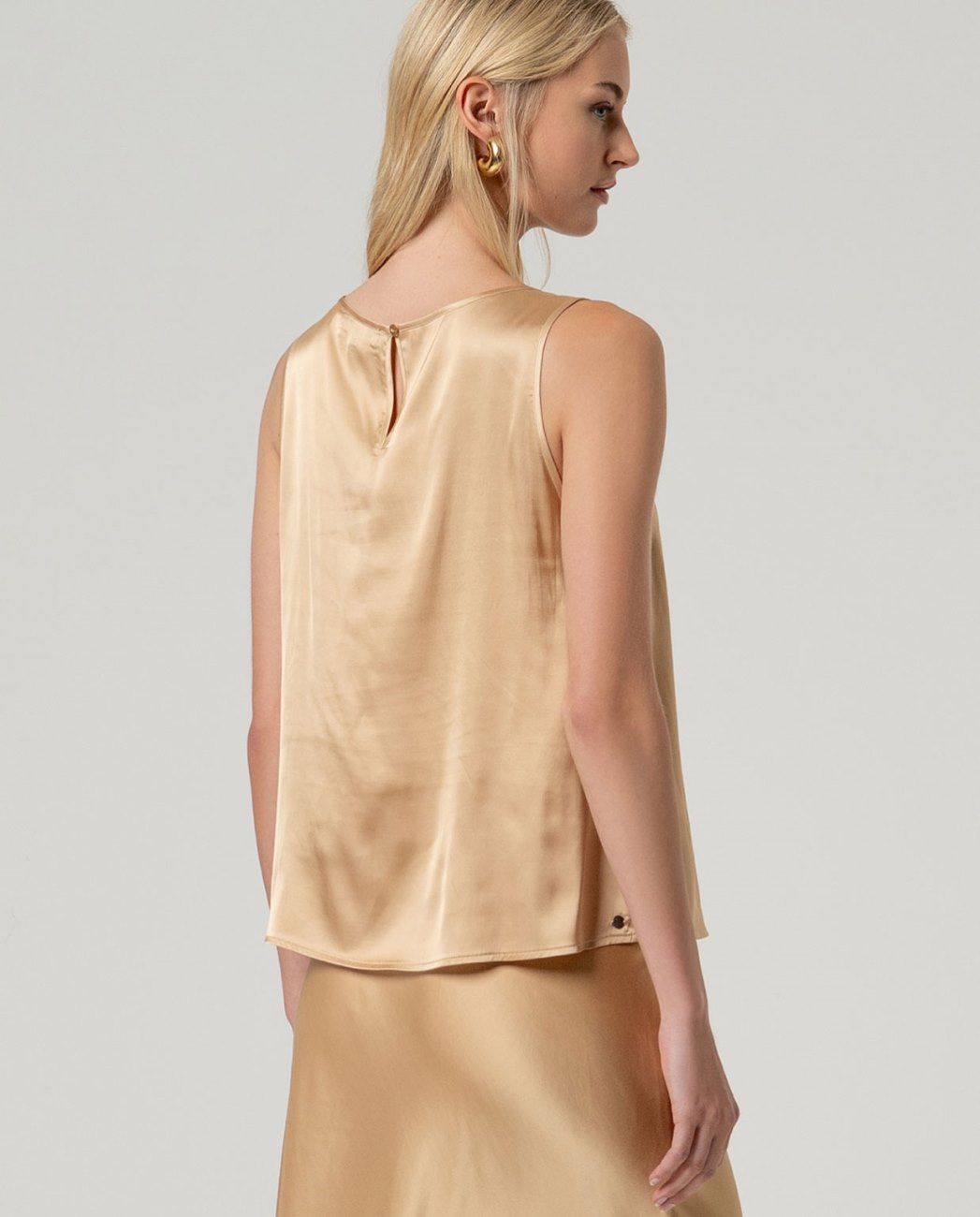 Top de tirantes escote pico arena - Imagen 2