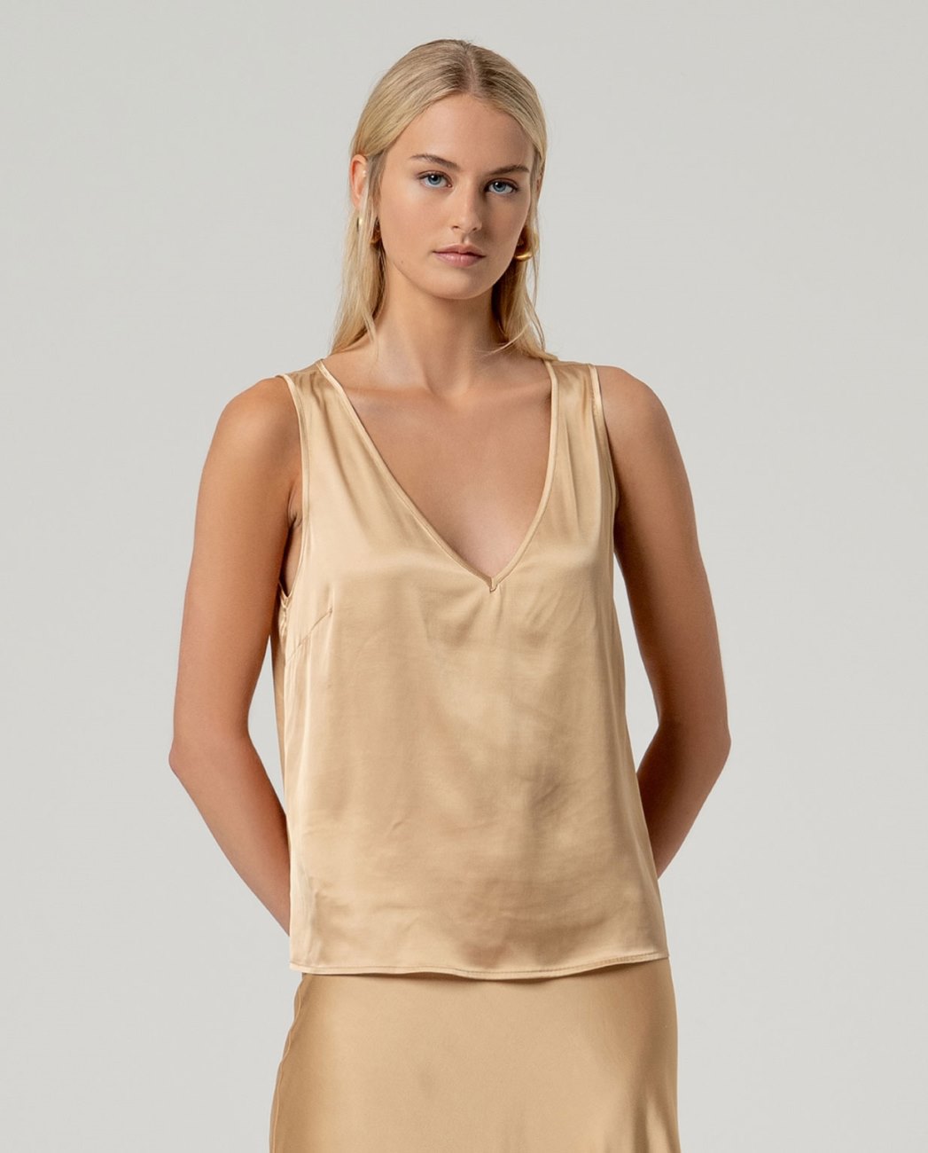 Top de tirantes escote pico arena