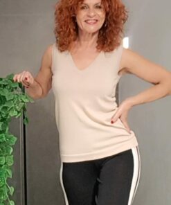 Alternative view of Top básicos cuello pico beige